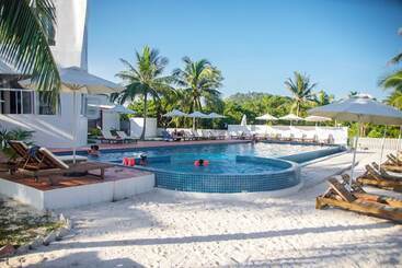هتل Scarlet Sails Resort