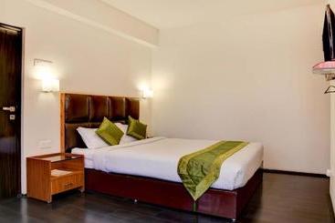 בית מלון כפרי Treebo Trend Souvenir Residency