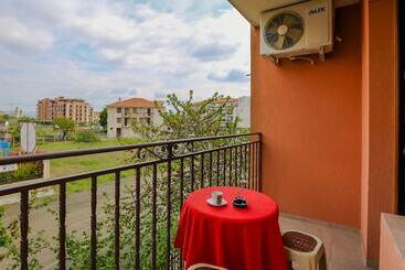 پانسیون Family Triple Room In Dafinka Guest House