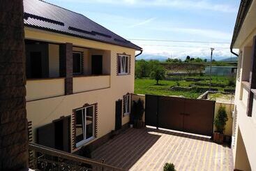 تختخواب و صبحانه Guest House Ayaz
