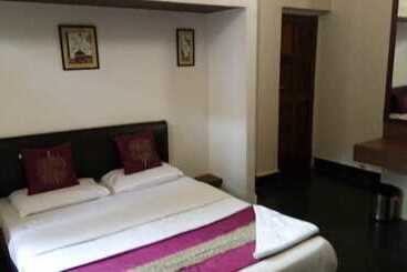 هتل Fabexpress Royal Baga Residency