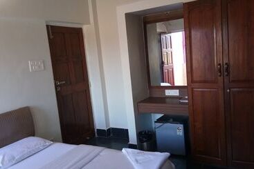 هتل Fabexpress Royal Baga Residency