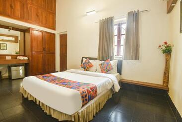 هتل Fabexpress Royal Baga Residency