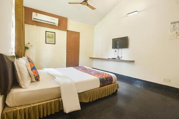 هتل Fabexpress Royal Baga Residency