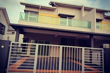 Thibas Homestay Sungai Pelek - Sungai Pelek