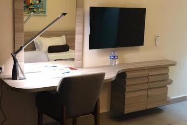 Roots Hotel Apartments Abidjan