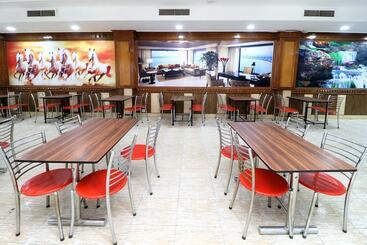 Ab Hotel By Oyo Rooms