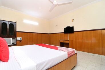 Ab Hotel By Oyo Rooms