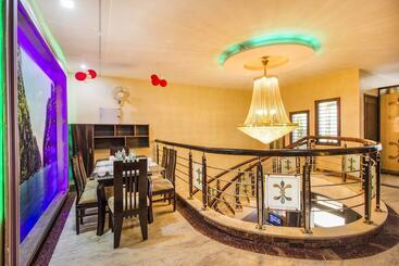 هتل Fabexpress Queen Palace