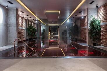 هتل Next Door Park