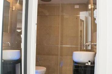 مسافرخانه Re Dionisio Luxury Suites
