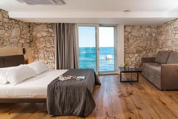 مسافرخانه Re Dionisio Luxury Suites
