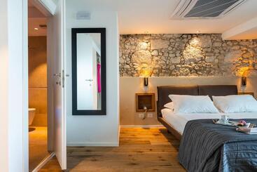 مسافرخانه Re Dionisio Luxury Suites