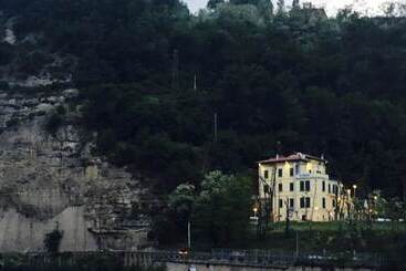 مسافرخانه Villa Del Sasso