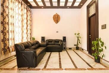 هتل Home Feeling Accomodation By Oyo Rooms