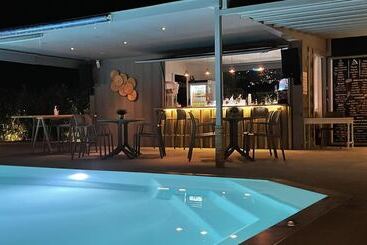 هتل Hermoso Luxury Suites