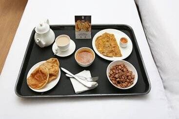 호텔 R Continental By Oyo Rooms