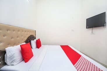 호텔 R Continental By Oyo Rooms