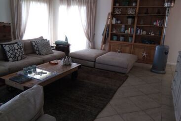 پانسیون 115 On Beachy Head Drive Guest House