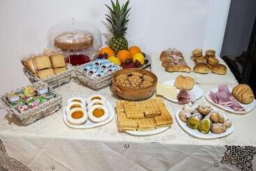 تختخواب و صبحانه Home La Kore