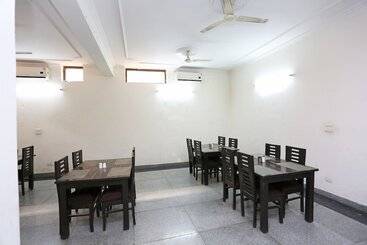 Fabhotel F9 H Block Sector 51