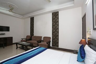 Fabhotel F9 H Block Sector 51