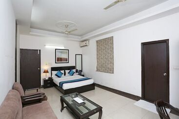 Fabhotel F9 H Block Sector 51