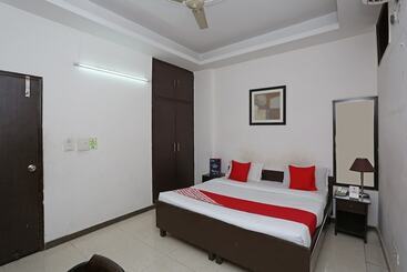 Fabhotel F9 H Block Sector 51