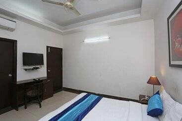 Fabhotel F9 H Block Sector 51