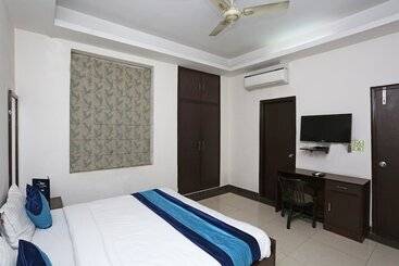Fabhotel F9 H Block Sector 51