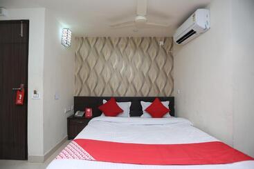 هتل Crown Plaza By Oyo Rooms