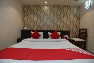 هتل Crown Plaza By Oyo Rooms