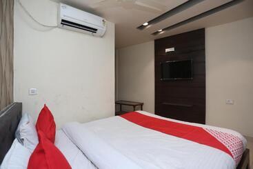 هتل Crown Plaza By Oyo Rooms