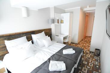هتل Provincja Winebar & Rooms