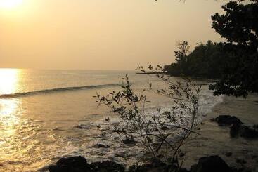 هتل Tsaben Beach