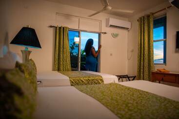 هتل Ocean S Edge Lodge Restaurant & Bar