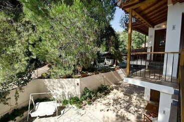 پانسیون The Pine Trees