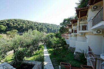 پانسیون The Pine Trees