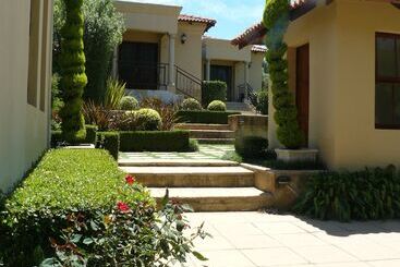 تختخواب و صبحانه The Moon And Sixpence Garden Guest House