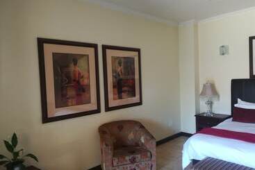 تختخواب و صبحانه The Moon And Sixpence Garden Guest House