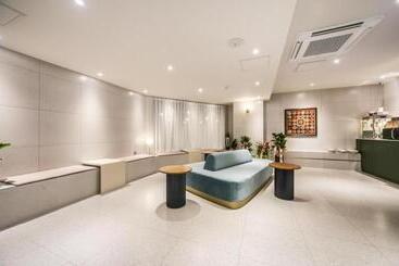 Changwon Brown Dot Hotel Palyong
