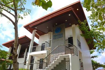 هتل Fernvale Leisure Club And Resort