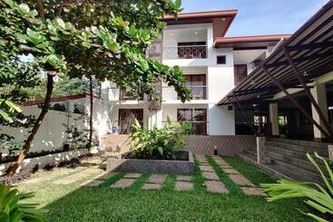 هتل Fernvale Leisure Club And Resort