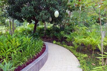هتل Fernvale Leisure Club And Resort