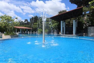 هتل Fernvale Leisure Club And Resort