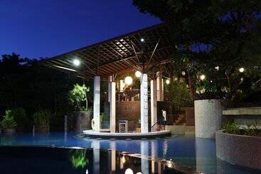 هتل Fernvale Leisure Club And Resort