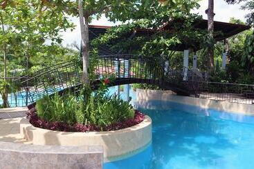 هتل Fernvale Leisure Club And Resort