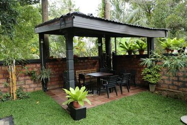 تختخواب و صبحانه Edwin S Airport Garden