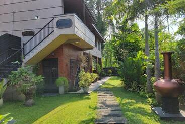 تختخواب و صبحانه Edwin S Airport Garden