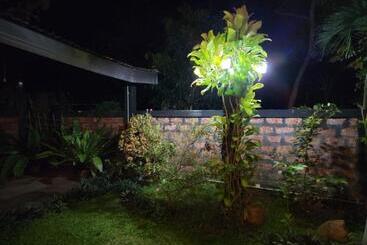 تختخواب و صبحانه Edwin S Airport Garden